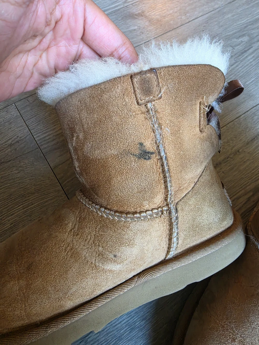 $14‼️ UGG Kids Classic Mini Bailey Bow Suede Boots in Chestnut Size 4, Worn